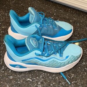 Under Armour CURRY Boys Basketball Shoes. Size 4.5Y. EUC.